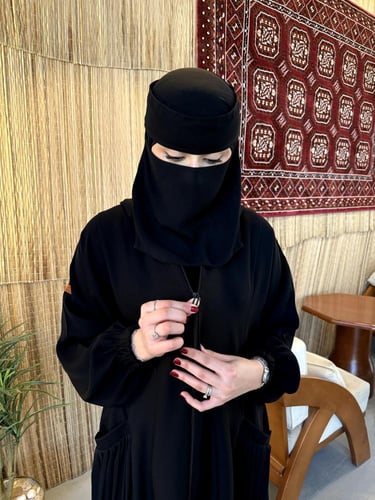 عباية بتصميم عملي وانيق / رقمها 133