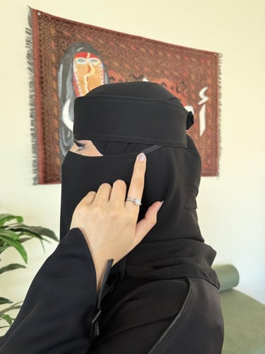 نقاب ملكي وسط مايل ( ربطة )