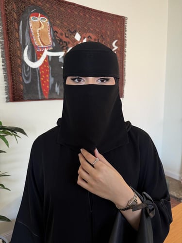 نقاب ملكي مبطن حرير وسط مايل – ( مشبك )