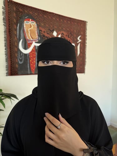 نقاب ملكي وسط مايل ( مشبك )