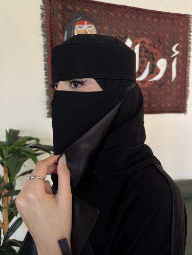 نقاب ملكي مبطن حرير وسط مايل – ( مشبك )