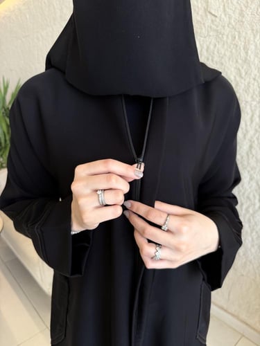 عباية عملية نص كلوش بسحاب مخفي وجيوب بارزة \ رقمها...