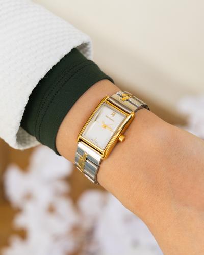 ساعة بتصميم متكامل انيق