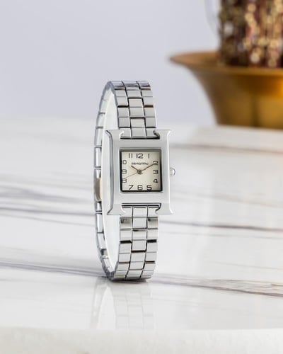 ساعة نسائية بتصميم حديث باللون الفضي