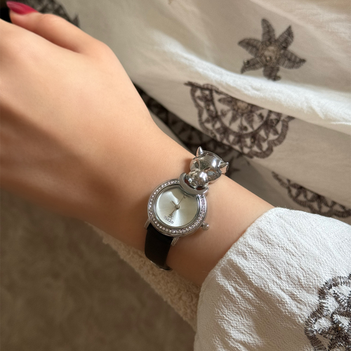 الساعة النسائية الجلد ذات التفاصيل المميزة لإطلالة...