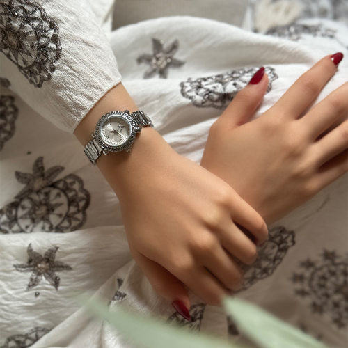 ساعة نسائية استيل باللون الفضي ميناء ابيض