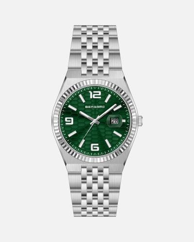 ساعة تجمع بين الفخامة والحداثة باللون الفضي