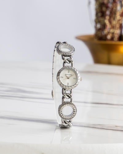 ساعة استيل باللون الفضي