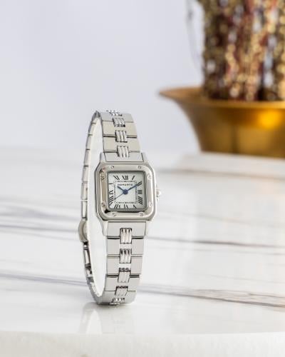 ساعة نسائية باللون الفضي