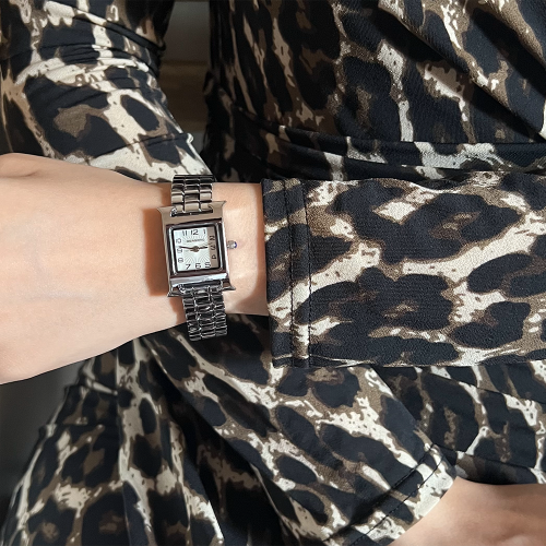 ساعة نسائية بتصميم حديث باللون الفضي