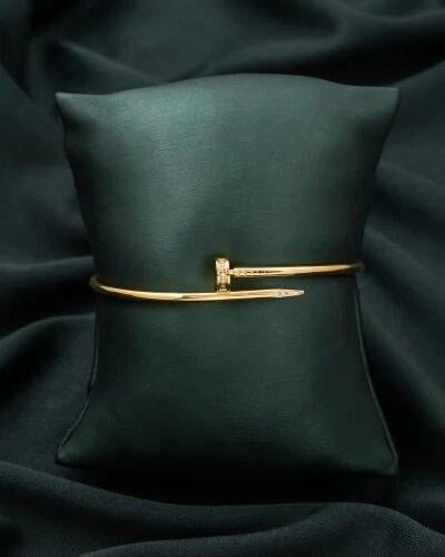 اسوارة مسمار نسائية باللون الذهبي