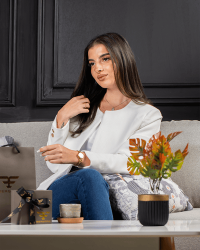 ساعة نسائية حصريه بتصميم الجنيهات للميناء الداخلي