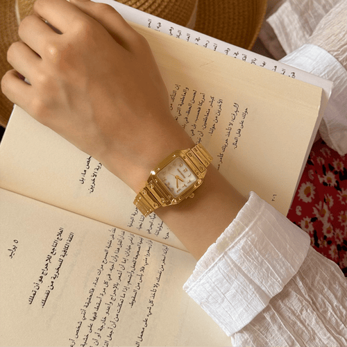 ساعة استيل باللون الذهبي