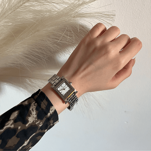 ساعة نسائية بتصميم حديث باللون الفضي