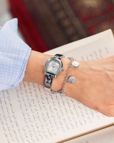 التفرد من اجلك باللون الفضي