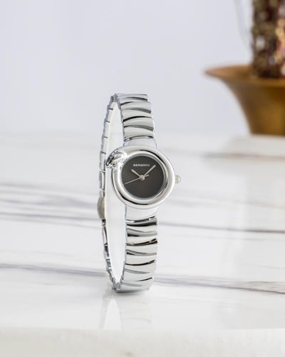 ساعة نسائية باللون الفضي