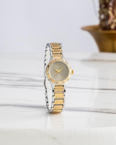 ساعة نسائية باللون المكس الفضي