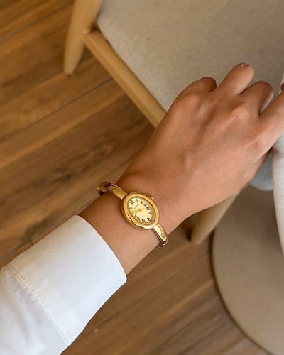 ساعة الاناقة باللون الذهبي ميناء ذهبي