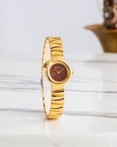 ساعة نسائية باللون الذهبي