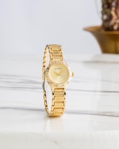 ساعة نسائية باللون الذهبي