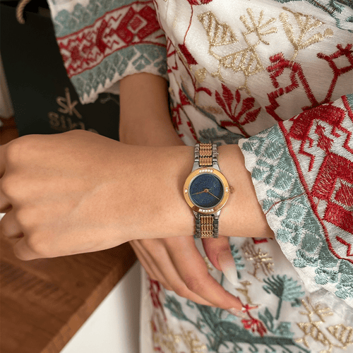 ساعة نسائية حصريه بتصميم الجنيهات للميناء الداخلي