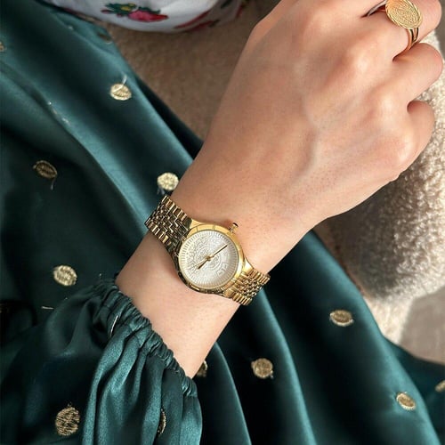 ساعة نسائية بتصميم الجنيهات للميناء الداخلي