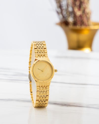 ساعة نسائية بتصميم الجنيهات للميناء الداخلي