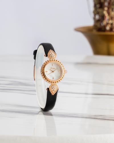 ساعة جلد ملفتة بتفاصيلها باللون الاسود