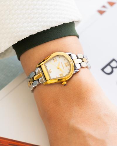 ساعة مظهر لامع وتصميم متوزان