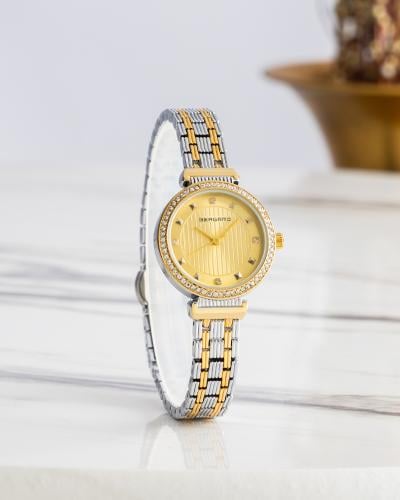 ساعة نسائية باللون الذهبي الفضي