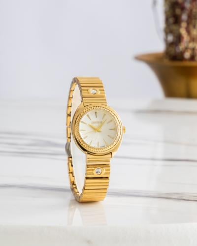ساعة نسائية باللون الذهبي