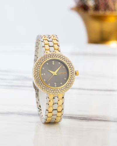 ساعة جذابة باللون المكس