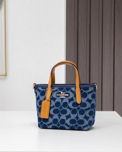 شنطة متفردة صغيرة الحجم جلد بلون ازرق