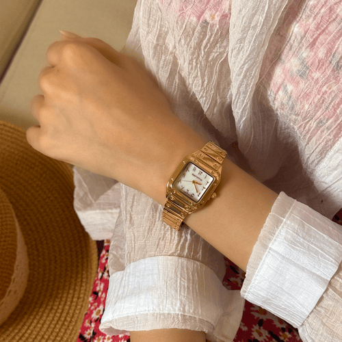 ساعة استيل باللون الذهبي