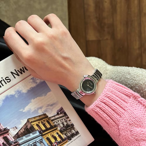 ساعة نسائية باللون الفضي