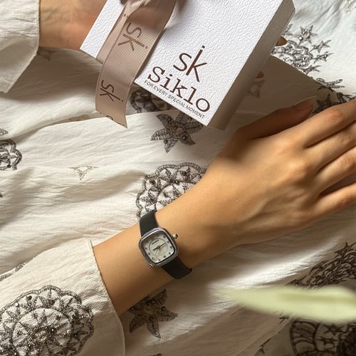 ساعة جلد باللون الاسود