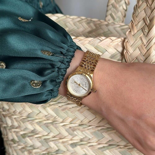 ساعة نسائية بتصميم الجنيهات للميناء الداخلي