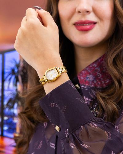 ساعة مظهر لامع وتصميم متوزان