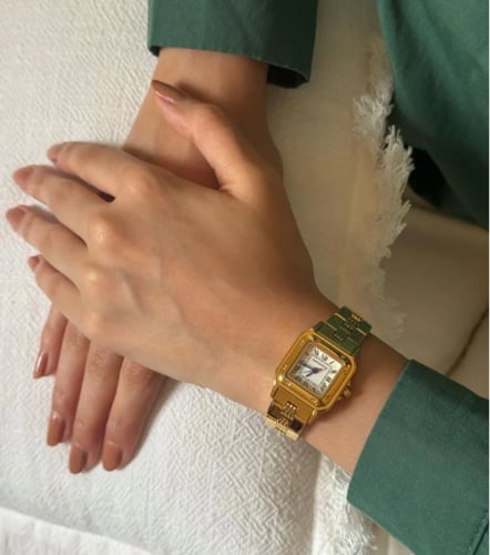 ساعة نسائية باللون الذهبي