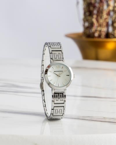 ساعة جذابة و متميزة باللون الفضي