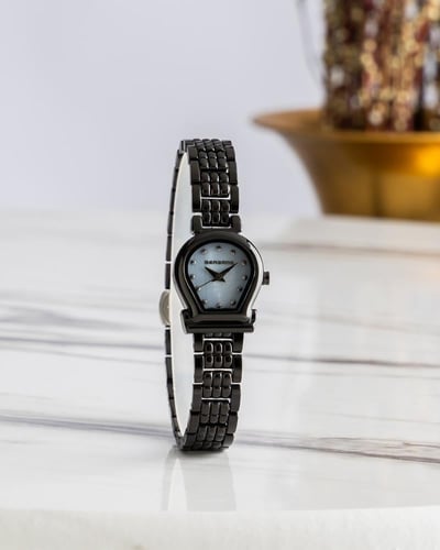 ساعة نسائية باللون الاسود
