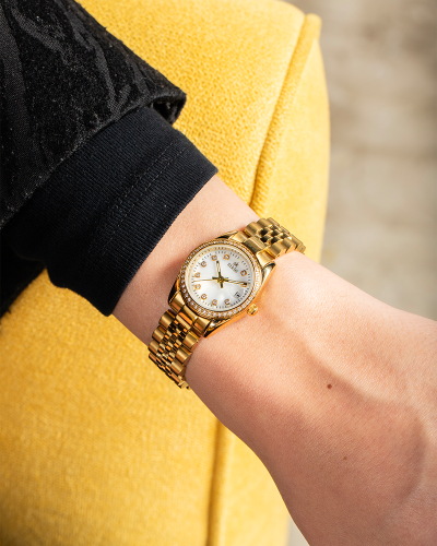 ساعة نسائية باللون الذهبي