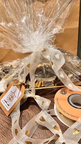 خدمة رمزية ( تغليف الهدايا لأحبابك ) حتى لو أوقية...