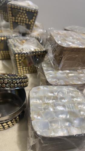 بوكس (صندوق) مربع خشب بغطاء صدفي متصل به وفخم جداا...