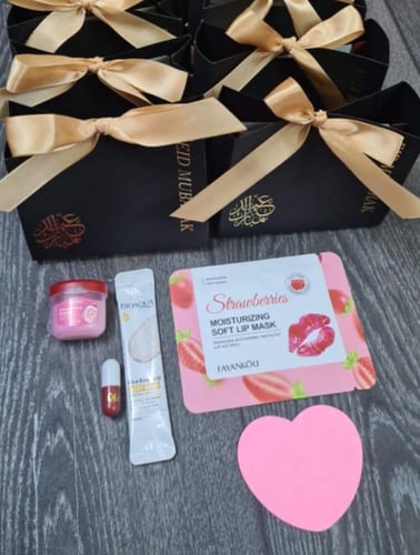 توزيعات مغلفة في علبة أنيقة تناسب الاولاد والبنات