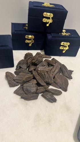 اربع اوقيات العود الأزرق الفاخر