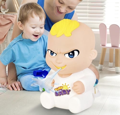 لعبة عائلية ممتعة تجشؤ الطفل