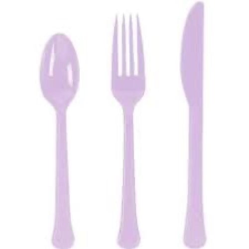 مجموعة من ملاعق وشوك وسكاكين