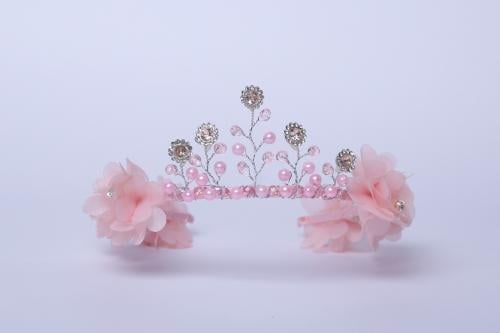 تاج مزين بكريستال وورود زهري على طوبي