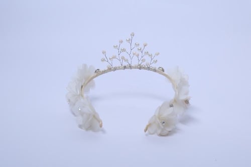 تاج مزين بكريستال وورود بيج